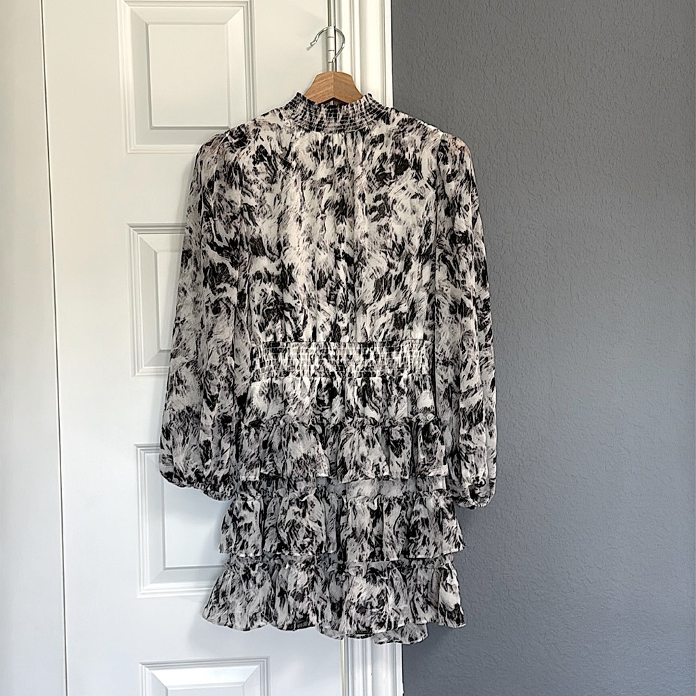 NWOT - Express flowy dress (size M)